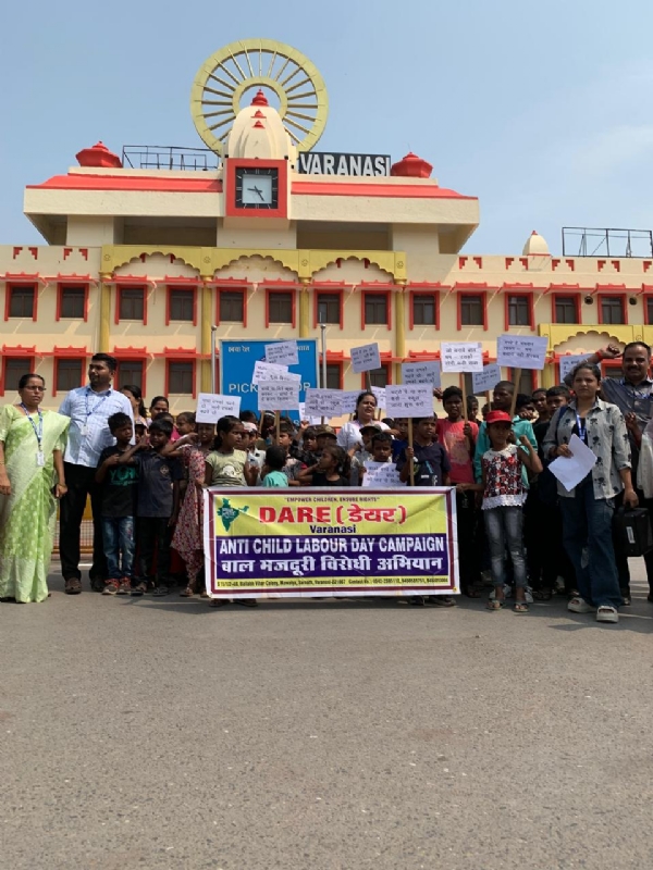 जागरूकता रैली में शामिल बच्चे