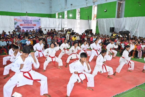 कराते का प्रदर्शन करते हुए बच्चे। कराते का प्रदर्शन करते हुए बच्चे।