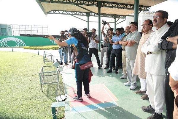 धर्मेन्द्र प्रधान मप्र शूटिंग अकादमी का अवलोकन करते हुए