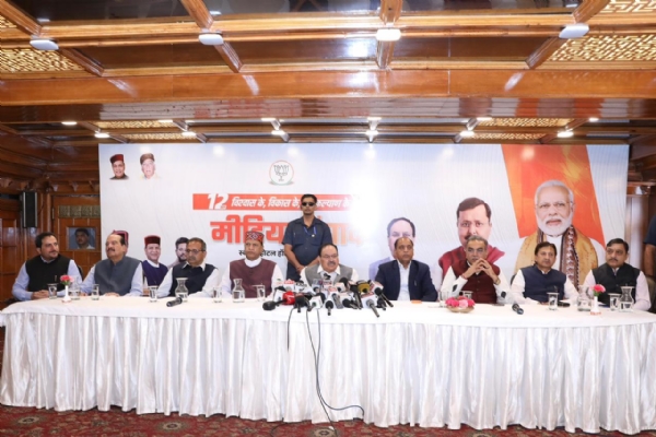 जेपी नड्डा पत्रकार वार्ता करते हुए जेपी नड्डा पत्रकार वार्ता करते हुए