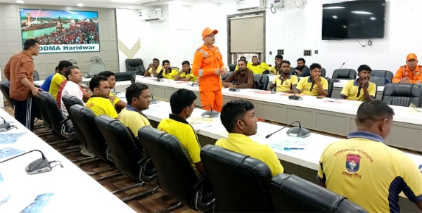 प्रशिक्षण देते हुए अधिकारी प्रशिक्षण देते हुए अधिकारी