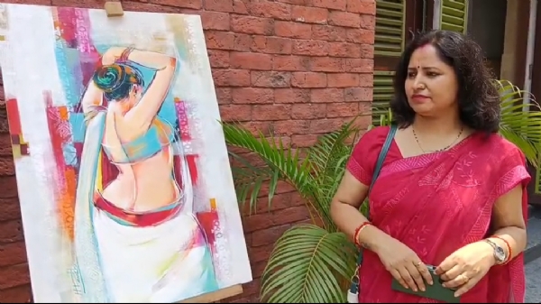 कला प्रदर्शनी ‘शिमुल ’26’ में कलाकारों द्वारा पेंटिंग देखते दर्शक कला प्रदर्शनी ‘शिमुल ’26’ में कलाकारों द्वारा पेंटिंग देखते दर्शक