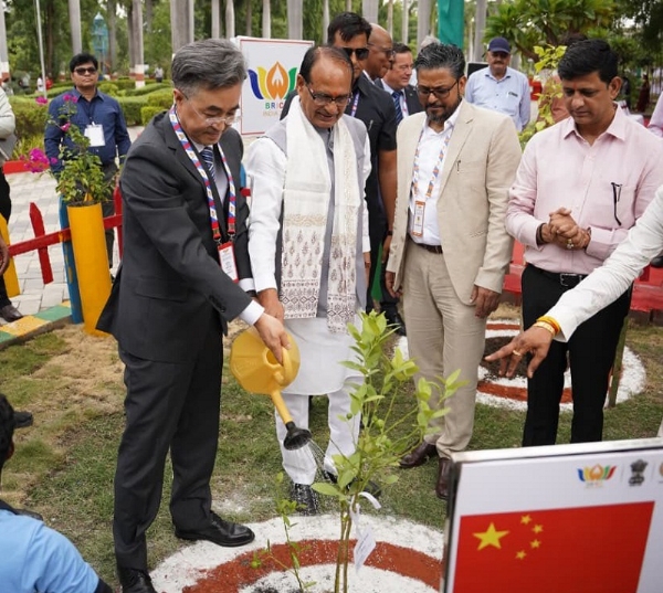 इंदौर में ब्रिक्स देशों के कृषि मंत्री केन्द्रीय मंत्री शिवराज सिंह चौहान के सौथ पौधरोपण करते हुए इंदौर में ब्रिक्स देशों के कृषि मंत्री केन्द्रीय मंत्री शिवराज सिंह चौहान के सौथ पौधरोपण करते हुए