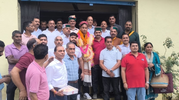 विधयक केवल पठानिया अँजेश जोशी का स्वागत करते हुए। विधयक केवल पठानिया अँजेश जोशी का स्वागत करते हुए।