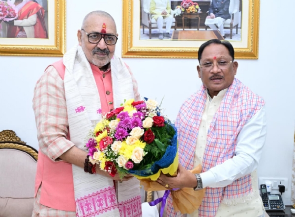 केंद्रीय मंत्री गिरिराज सिंह का पुष्पगुच्छ भेंट कर आत्मीय स्वागत करते हुए मुख्यमंत्री विष्णु देव साय केंद्रीय मंत्री गिरिराज सिंह का पुष्पगुच्छ भेंट कर आत्मीय स्वागत करते हुए मुख्यमंत्री विष्णु देव साय