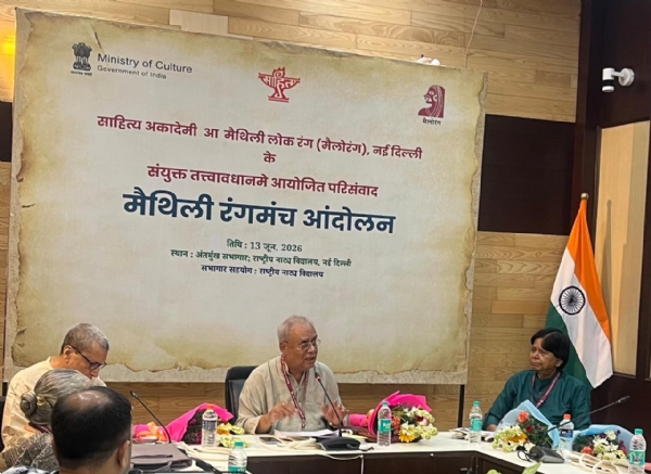 भाषाविद प्रो. उदय नारायण सिंह के साथ अन्य लोग मौजूद।