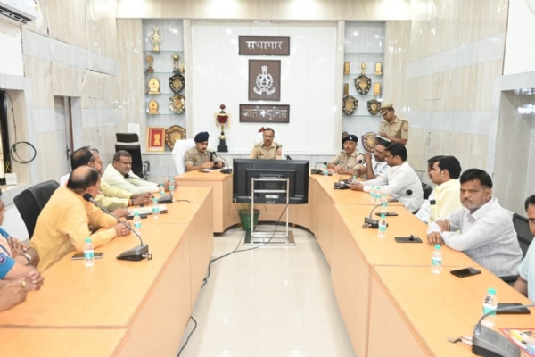 व्यापारी संग बैठक करते एसपी व्यापारी संग बैठक करते एसपी