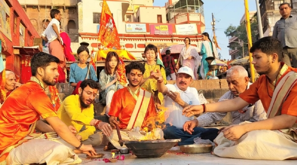 पर्यावरण संरक्षण के लिए दशाश्वमेध घाट पर हवन करते अर्चक पर्यावरण संरक्षण के लिए दशाश्वमेध घाट पर हवन करते अर्चक