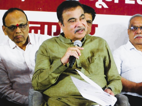 पत्रकार परिषदेला संबोधित करताना नितीन गडकरी पत्रकार परिषदेला संबोधित करताना नितीन गडकरी