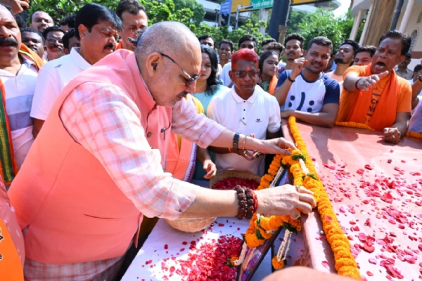 भारत रत्न डॉ भीमराव अंबेडकर की प्रतिमा पर माल्यार्पण कर श्रद्धासुमन अर्पित करते हुए केंद्रीय वस्त्र मंत्री गिरिराज सिंह भारत रत्न डॉ भीमराव अंबेडकर की प्रतिमा पर माल्यार्पण कर श्रद्धासुमन अर्पित करते हुए केंद्रीय वस्त्र मंत्री गिरिराज सिंह