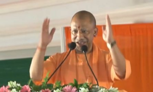 आजमगढ़ में सभा को संबोधित करते मुख्यमंत्री आजमगढ़ में सभा को संबोधित करते मुख्यमंत्री