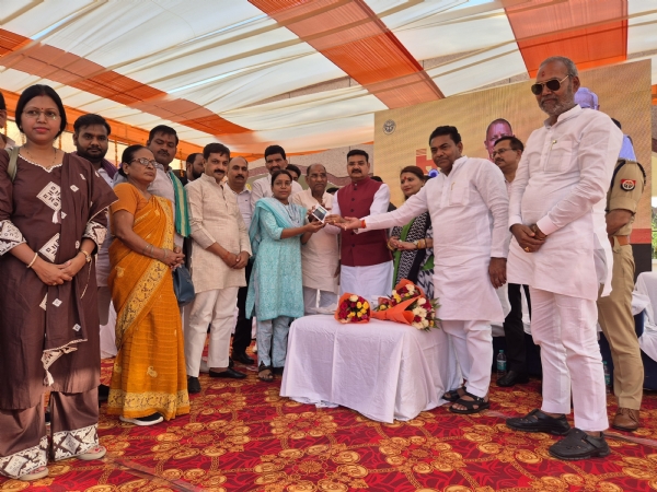 लाभार्थियों को चेक वितरित करते प्रभारी मंत्री लाभार्थियों को चेक वितरित करते प्रभारी मंत्री