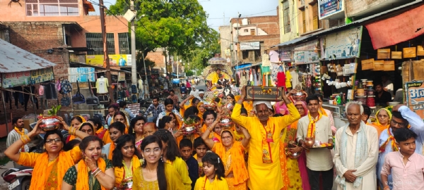 फोटो। कलश यात्रा निकलते हुए लोग फोटो। कलश यात्रा निकलते हुए लोग