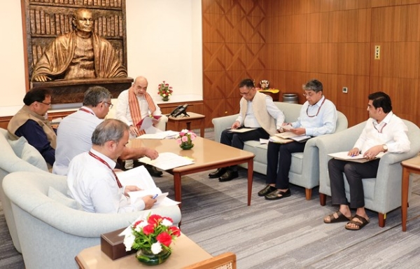 केंद्रीय गृह मंत्री अमित शाह शनिवार को डेमोग्राफिक परिवर्तनों के अध्ययन के लिए गठित उच्चस्तरीय आयोग की बैठक की अध्यक्षता करते हुए