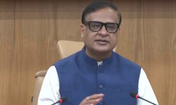 असमः कैबिनेट बैठक के बाद संवाददाता सम्मेलन को संबोधित करते मुख्यमंत्री डॉ. हिमंत बिस्व सरमा
