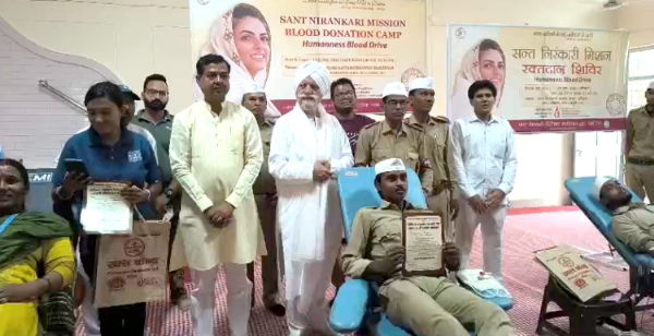रक्तदान करते दानवीर