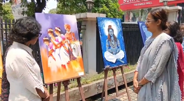 कला प्रदर्शनी ‘शिमुल ’26’ में कलाकारों द्वारा पेंटिंग देखते दर्शक कला प्रदर्शनी ‘शिमुल ’26’ में कलाकारों द्वारा पेंटिंग देखते दर्शक