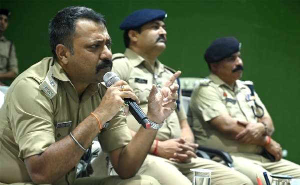 ब्रीफ करते एसएसपी ब्रीफ करते एसएसपी
