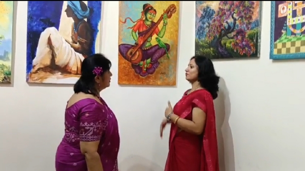 कला प्रदर्शनी ‘शिमुल ’26’ में कलाकारों द्वारा पेंटिंग देखते दर्शक कला प्रदर्शनी ‘शिमुल ’26’ में कलाकारों द्वारा पेंटिंग देखते दर्शक