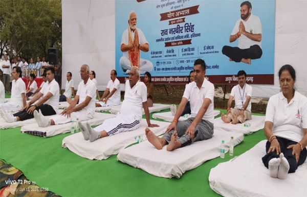 योगाभ्यास कार्यक्रम में मौजूद विधायक ओम प्रकाश यादव तथा महेंद्रगढ़ के विधायक कंवर सिंह यादव।