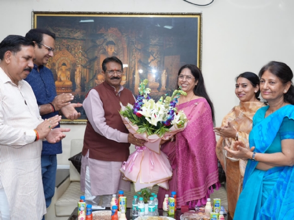 दिल्ली भाजपा अध्यक्ष हर्ष मल्होत्रा एसआरसीएएस प्राध्यापिका प्रो. पायल मगगो से भेंट करते हुए।