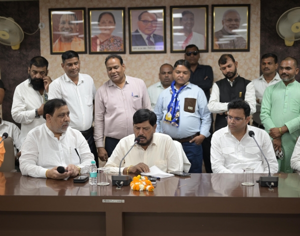 पत्रकार वार्ता के दौरान रिपब्लिकन पार्टी के राष्ट्रीय अध्यक्ष डॉ.रामदास अठावले पत्रकार वार्ता के दौरान रिपब्लिकन पार्टी के राष्ट्रीय अध्यक्ष डॉ.रामदास अठावले