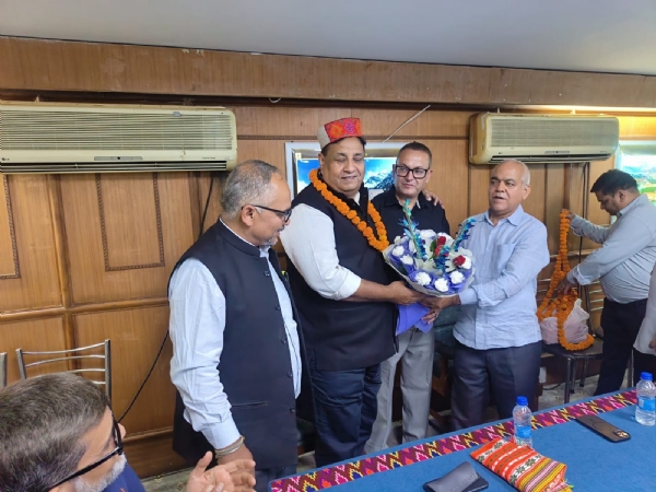 कृष्ण कुमार सकलानी को सम्मानित करते हुए। कृष्ण कुमार सकलानी को सम्मानित करते हुए।