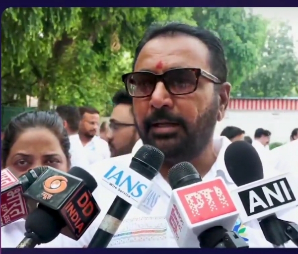 आयुष मंत्री प्रताप राव जाधव मीडिया से बात करते हुए आयुष मंत्री प्रताप राव जाधव मीडिया से बात करते हुए