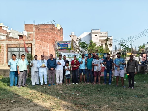फोटो। वृक्षारोपण करते हुए समिति के लोग