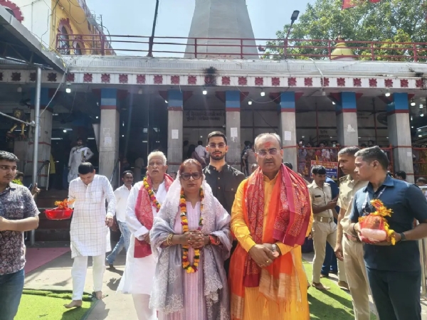 मां विंध्यवासिनी का दर्शन पूजन कर लौटते बिहार के पूर्व स्वास्थ्य मंत्री एवं सिवान सदर से विधायक मंगल पांडेय