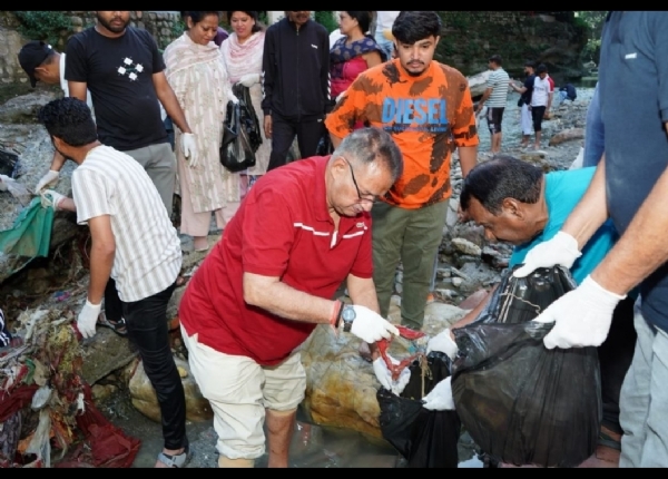 मंत्री गणेश जोशी स्वच्छता अभियान में भाग लेते हुए। मंत्री गणेश जोशी स्वच्छता अभियान में भाग लेते हुए।