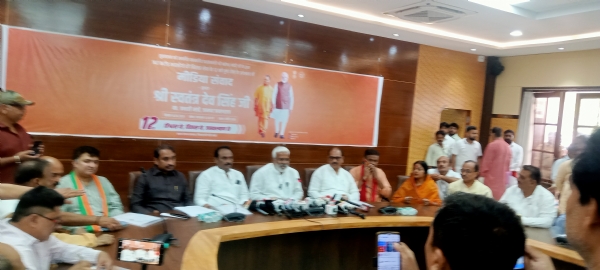 प्रयागराज में मीडिया से वार्ता करते हुए कैबिनेट मंत्री स्वतंत्रदेव सिंह का छाया चित्र