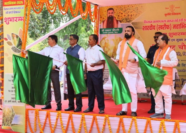 मुख्यमंत्री किसान जागरुकता रथ को हरी झंडी दिखा ते हुए मुख्यमंत्री किसान जागरुकता रथ को हरी झंडी दिखा ते हुए