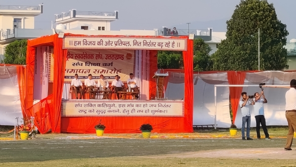 वर्ग समापन कार्यक्रम में मंचासीन  अतिथि।