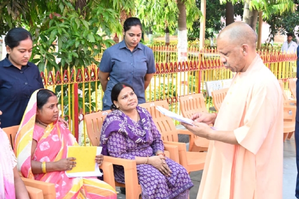 मुख्यमंत्री ने गोसेवा भी की, मंदिर परिसर के भ्रमण के दौरान बच्चों से किया संवाद*