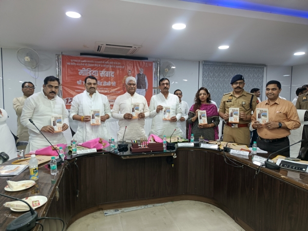 प्रेस वार्ता के दौरान मौजूद सभी अधिकारी प्रेस वार्ता के दौरान मौजूद सभी अधिकारी