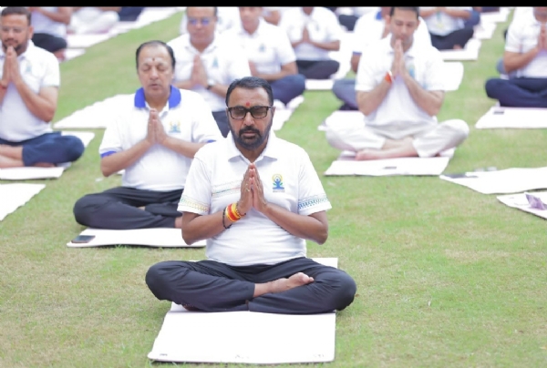 ऑनलाइन योग सत्र में भाग लेते हुए केंद्रीय आयुष मंत्री प्रताप राव जाधव ऑनलाइन योग सत्र में भाग लेते हुए केंद्रीय आयुष मंत्री प्रताप राव जाधव