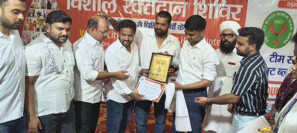 डीएम को सम्मानित करते आयोजक