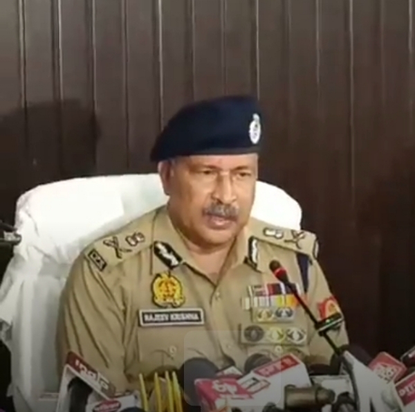 पत्रकारों से वार्ता करते हुए पुलिस महानिदेशक