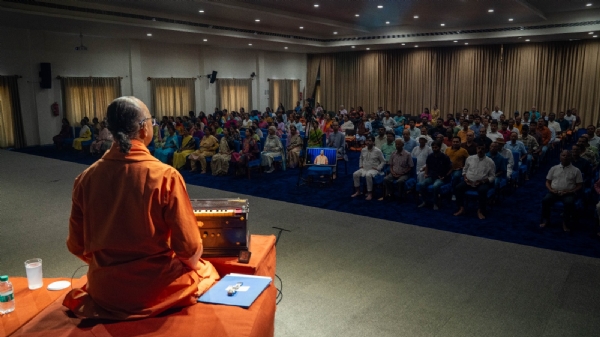 कार्यक्रम में स्वामी सहित अन्य लोगों की तस्वीर कार्यक्रम में स्वामी सहित अन्य लोगों की तस्वीर