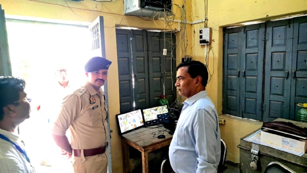 निरीक्षण करते हुए जिला अधिकारी व पुलिस अधीक्षक