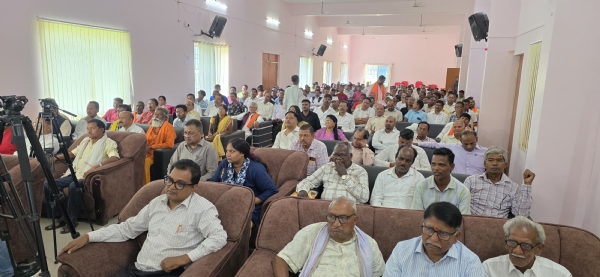 कार्यक्रम में मौजूद लोग
