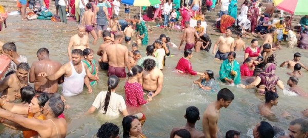 सोमवती अमावस्या पर गंगा स्नान करते श्रद्धालु