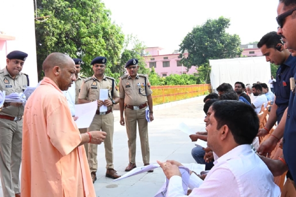 सीएम योगी ने गोरखनाथ मंदिर में लगातार दूसरे दिन आयोजित ‘जनता दर्शन’ में 200 लोगों की सुनी समस्याएं*