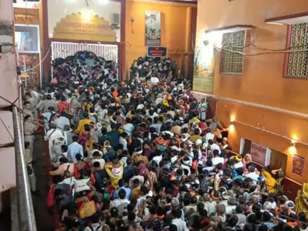चित्रकूट के कामतानाथ मंदिर में उमड़ी भीड़