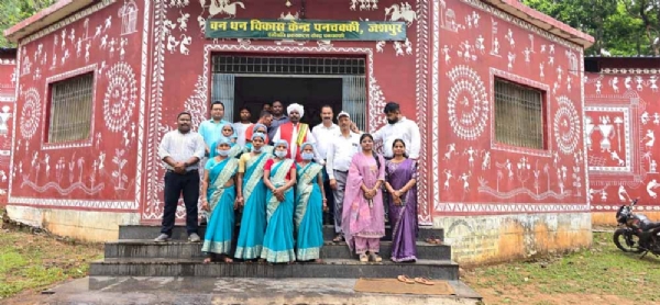 रूपसाय सलाम  जशपुर जिले के वन धन विकास केंद्र पनचक्की का निरीक्षण करते