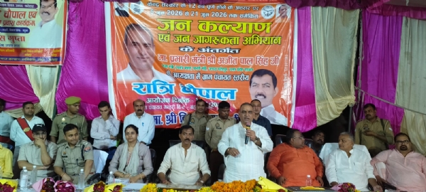 रात्रि चौपाल में ग्रामीणों को सयकार की जन कल्याणकारी योजनाओं की जानकारी देते प्रभारी मंत्री
