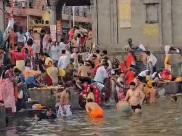 उज्जैन के घाटों पर लोगों की भीड़ लगी