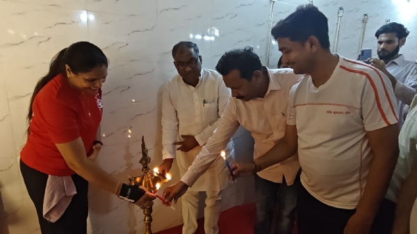 दीप प्रज्वलित करते हुए राज्य मंत्री गिरीश चंद्र यादव बीजेपी महामंत्री पीयूष गुप्ता दीप प्रज्वलित करते हुए राज्य मंत्री गिरीश चंद्र यादव बीजेपी महामंत्री पीयूष गुप्ता