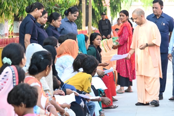 सीएम योगी ने गोरखनाथ मंदिर में लगातार दूसरे दिन आयोजित ‘जनता दर्शन’ में 200 लोगों की सुनी समस्याएं*